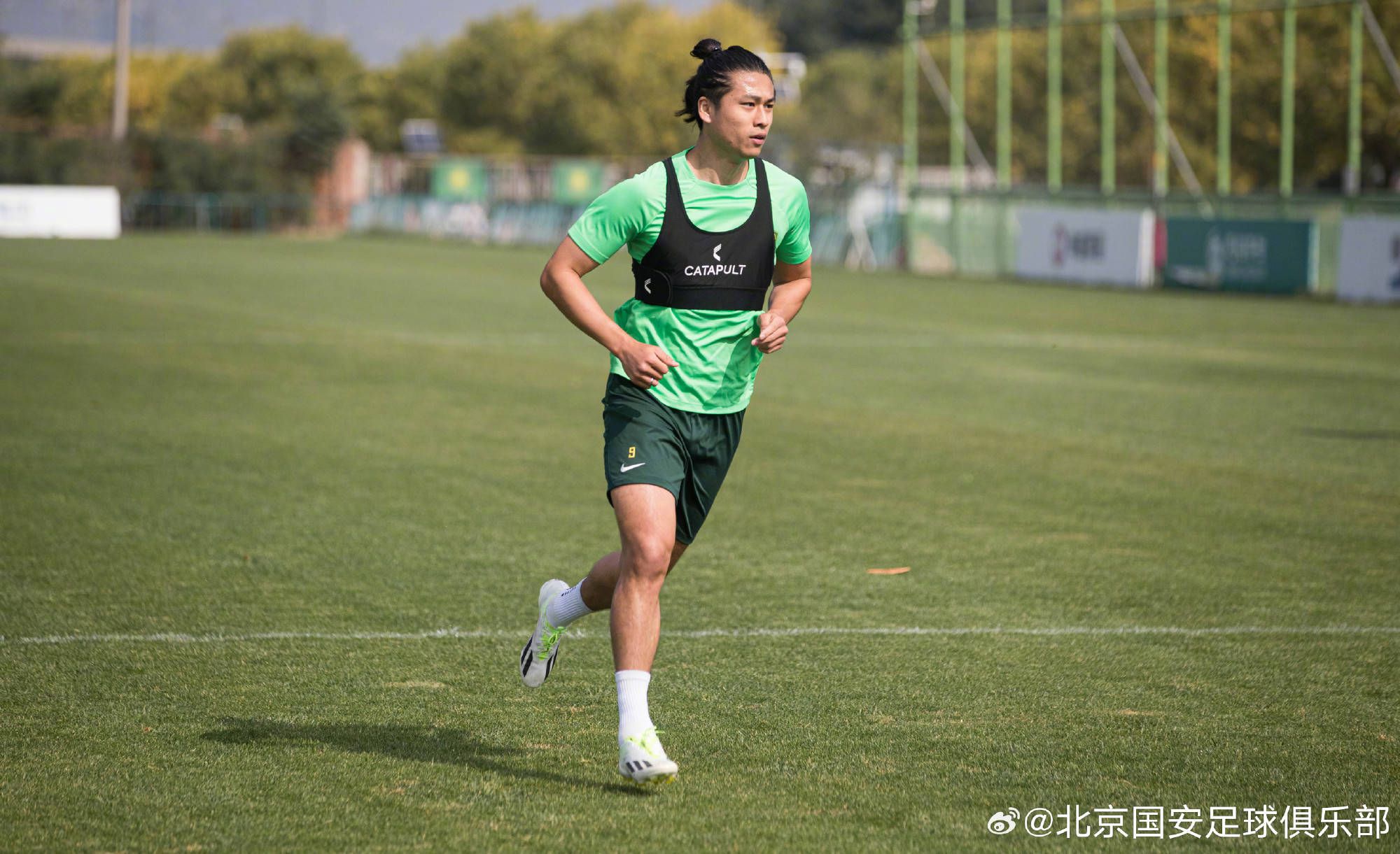 今日焦点战预告18:00韩职联升降级附加赛 釜山偶像vs水原FC、金浦FCvsFC江原 首回合谁能先拔头筹？20:00亚冠赛事武汉三镇 VS 浦项制铁，武汉三镇能否捍卫主场颜面？03:00 英超赛场谢菲尔德联 VS 利物浦，谢菲尔德联临阵换帅，利物浦笑纳三分？04:15 英超 曼联 VS 切尔西，红蓝大战，曼联内部频传将帅不合之声，切尔西乘势再取一胜？事件图片报：穆勒想再踢一年，若续约他希望不降薪&转会想去欧冠球队德媒《图片报》报道称，穆勒还想要再踢一年，如果和拜仁续约他希望的是不降薪。